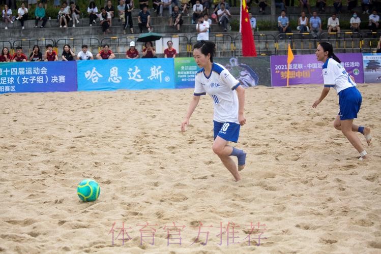 十四运群众比赛足球项目沙滩足球女子组展开角逐